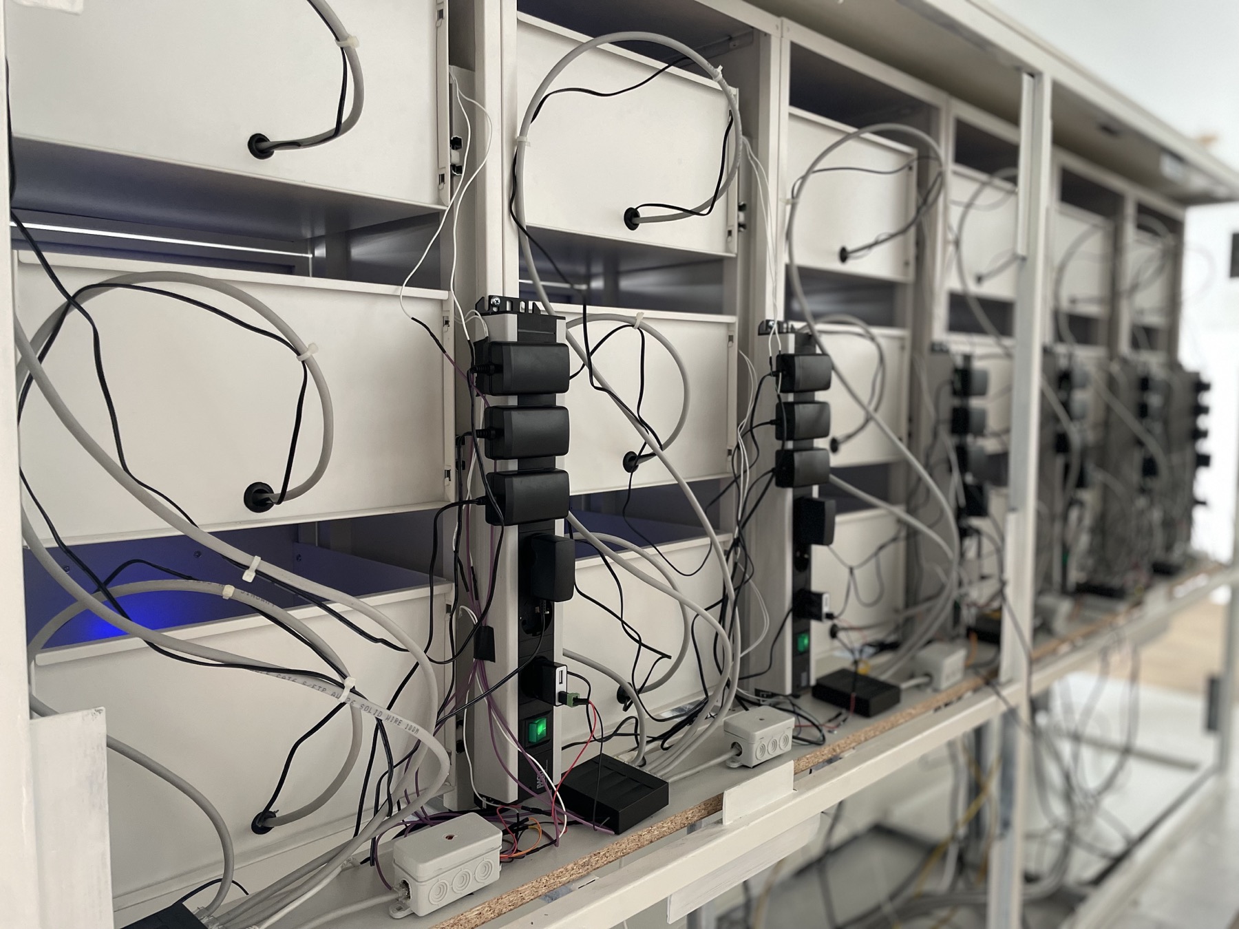 Technical reverse of the installation with cables and local computers