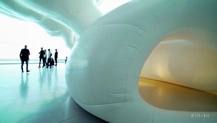 Interaktive begehbare Skulptur mit Besuchern